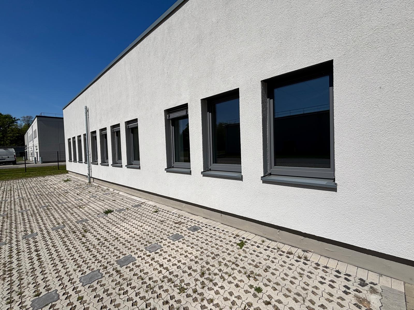 Fensterreihe an einem fertiggestellten Gewerbeobjekt