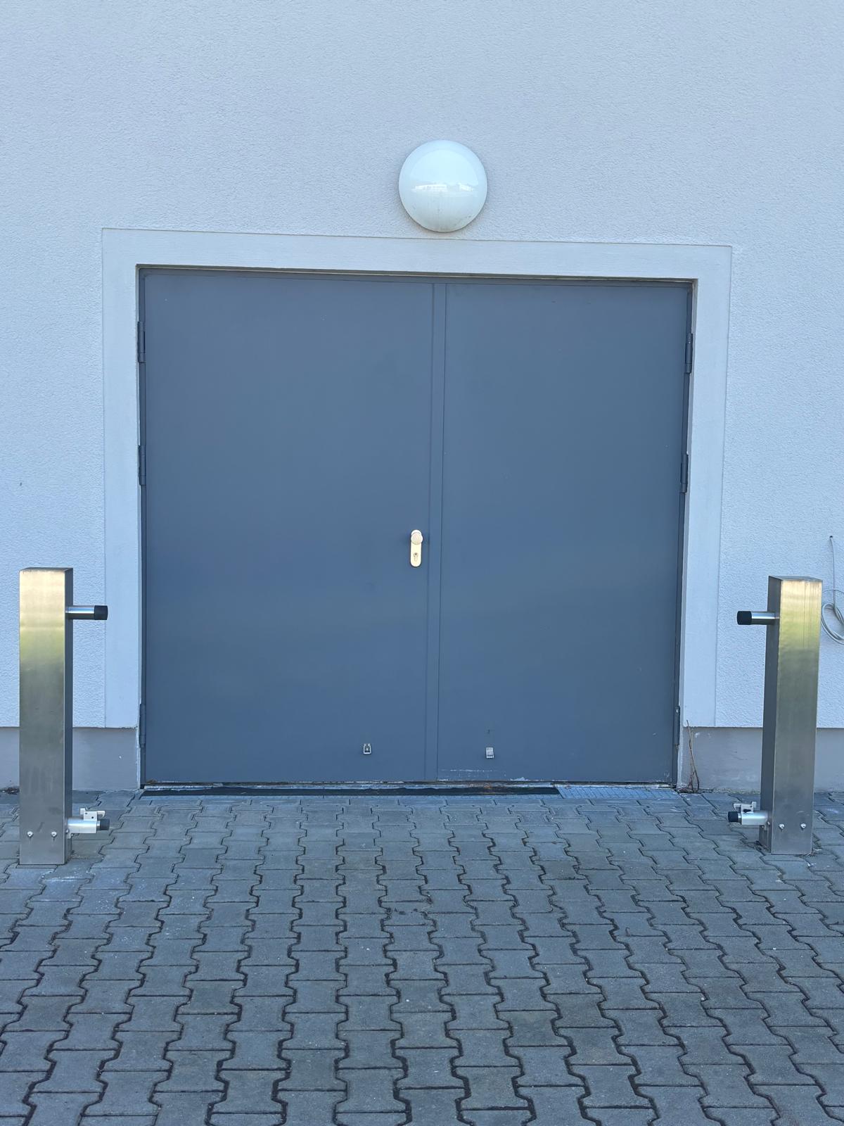 Stahltür Doppelflügel im Außenbereich
